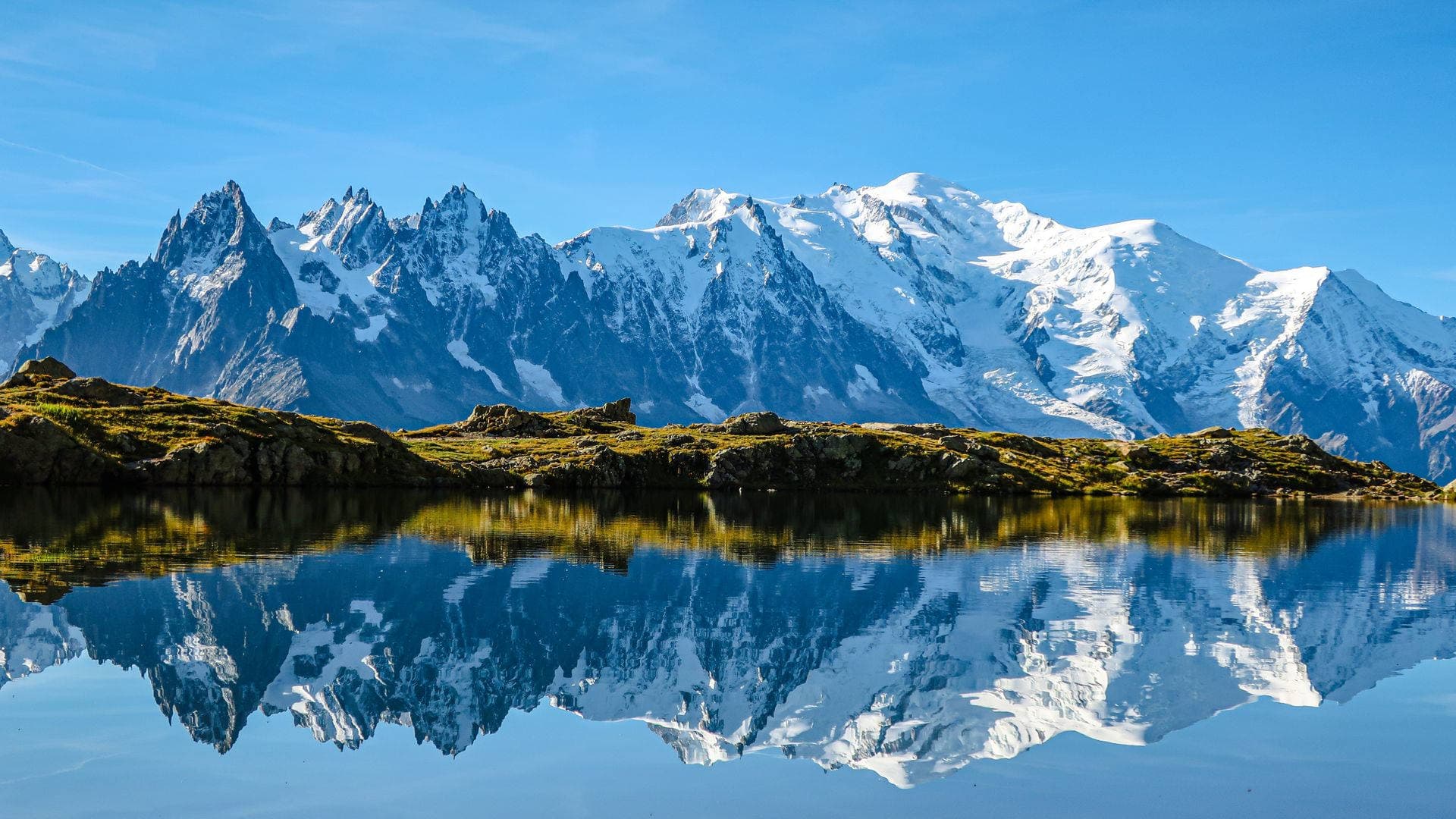 Panorama alpin du Tour du Mont-Blanc avec les glaciers du massif