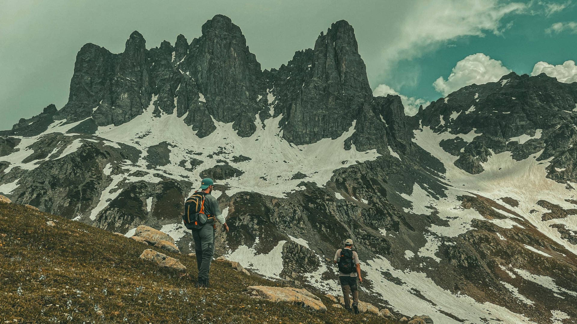 Vue panoramique d'un sentier de randonnée en montagne